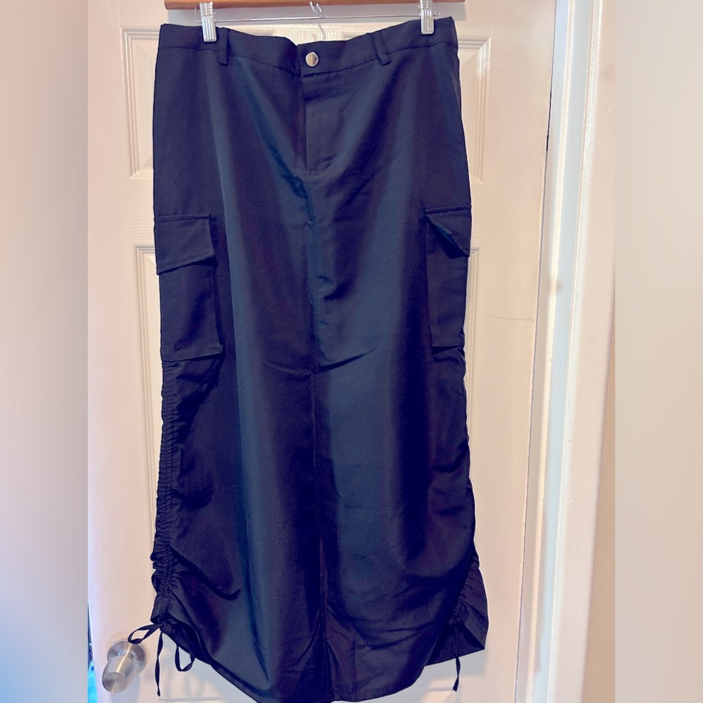 Black cargo skirt. Size XXL